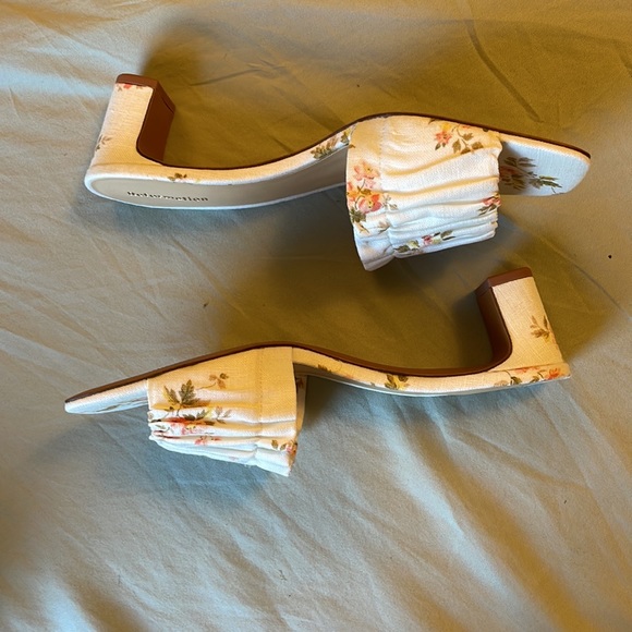 Reformation pink floral rutched block heel w/ kitten toe, size 6 - Picture 3 of 4